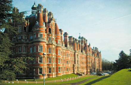 Royal Holloway College et les pelouses anglaises vert pomme.