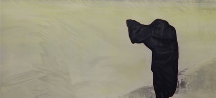 fond jaune, fantôme noir, bras tendu