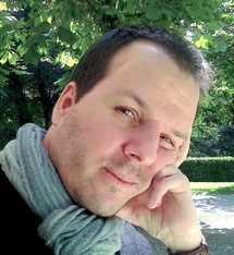 Sébastien Kessler écharpe cheveux bruns