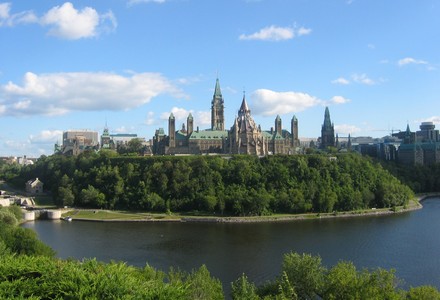 ciel bleu, nuages, château Frontenac, bâtisse, pierre, toits pointus, tours