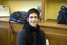 Jonathan, étudiant, lunettes noires, écharpe noire, sacs à dos