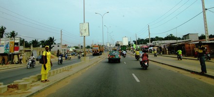 femme, robe jaune, voitures, motos, routes, ciel bleu