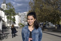 Josiane, veste en jeans, cheveux attachés