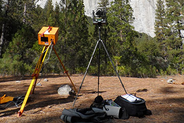 Le Lidar et le GigaPan face à El Capitan. © DR