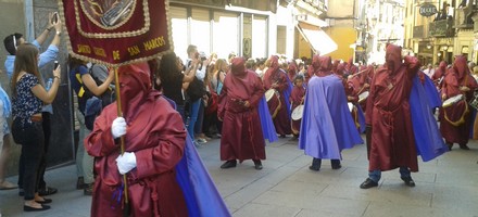Procession, Pâques, Espagne, Christ, croix, déguisement rouge