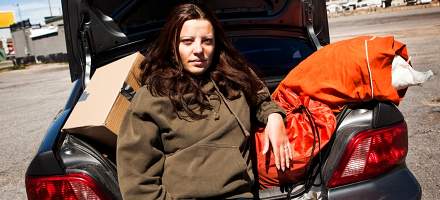 jeune fille assise dans le coffre de sa voiture