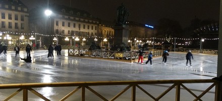 Stockholm, patinage, glace, gens, bâtiments, nuit