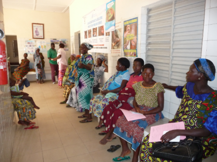 Les femmes attendent leur tour