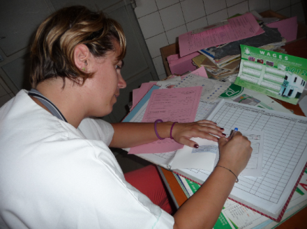 Anne Sophie rempli les dossiers